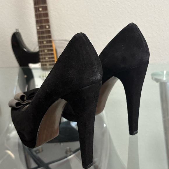 Stuart Weitzman Black Heels with Gray Bow - Picture 2 of 6